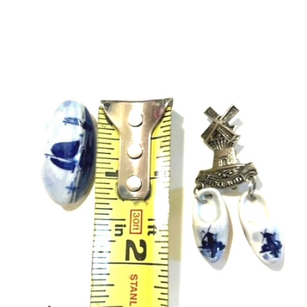 VINTAGE LOT OF TWO CERAMIC DUTCH AND ONE DELFT BLUE AND WHITE 1-2" BROOCHES - Picture 9 of 10
